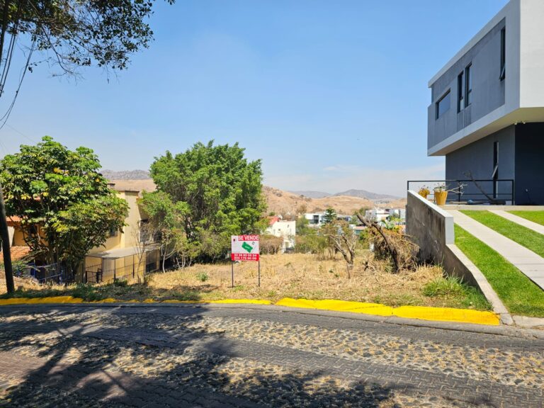 LAS CAÑADAS LOTE EN VENTA PLANO CON BONITA VISTA A 3 MIN DEL COLEGIO