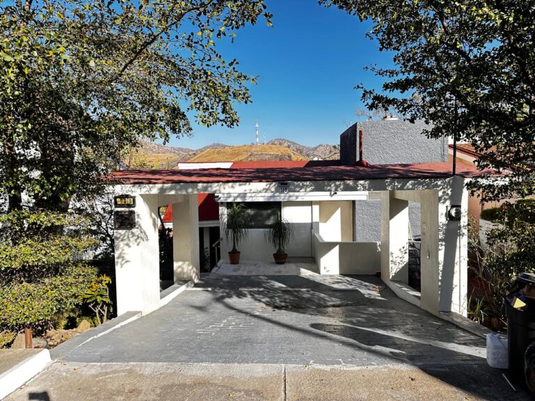 LAS CAÑADAS CASA EN RENTA AMUEBLADA CON BUENA UBICACIÓN