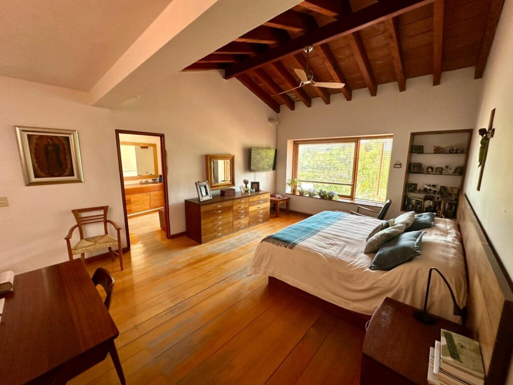 Galería de LAS CAÑADAS CASA EN VENTA A CAMPO DE GOLF ESTILO RUSTICO CONTEMPORÁNEO