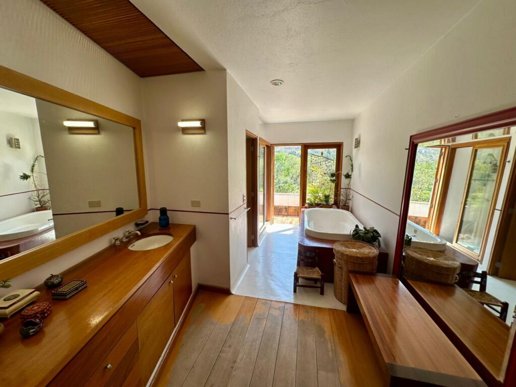 Galería de LAS CAÑADAS CASA EN VENTA A CAMPO DE GOLF ESTILO RUSTICO CONTEMPORÁNEO