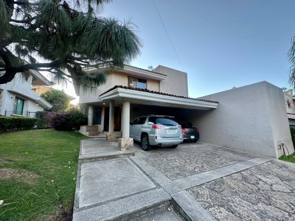 Galería de LAS CAÑADAS CASA EN VENTA CON BUENA UBICACIÓN Y BONITO JARDIN