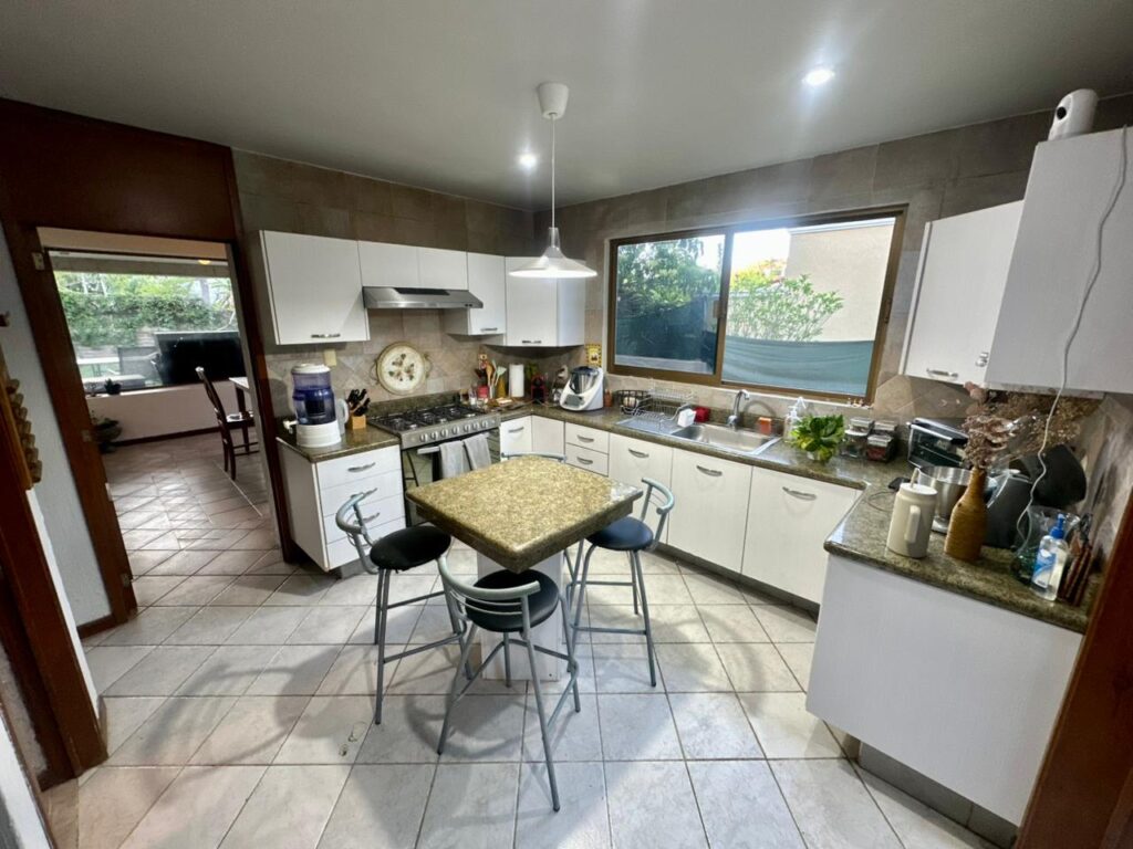 Galería de LAS CAÑADAS CASA EN VENTA CON BUENA UBICACIÓN Y BONITO JARDIN