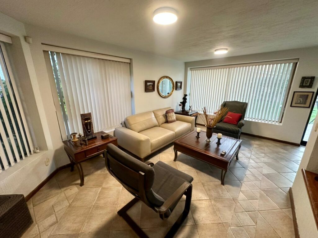 Galería de LAS CAÑADAS CASA EN VENTA CON BUENA UBICACIÓN Y BONITO JARDIN