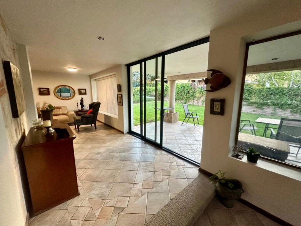 Galería de LAS CAÑADAS CASA EN VENTA CON BUENA UBICACIÓN Y BONITO JARDIN
