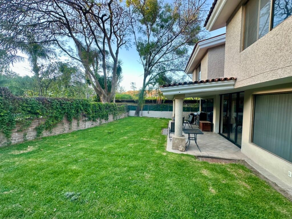 Galería de LAS CAÑADAS CASA EN VENTA CON BUENA UBICACIÓN Y BONITO JARDIN