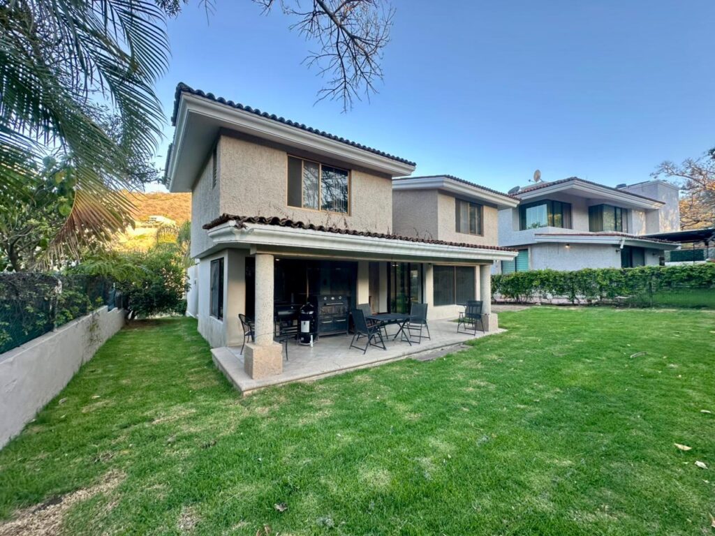 Galería de LAS CAÑADAS CASA EN VENTA CON BUENA UBICACIÓN Y BONITO JARDIN