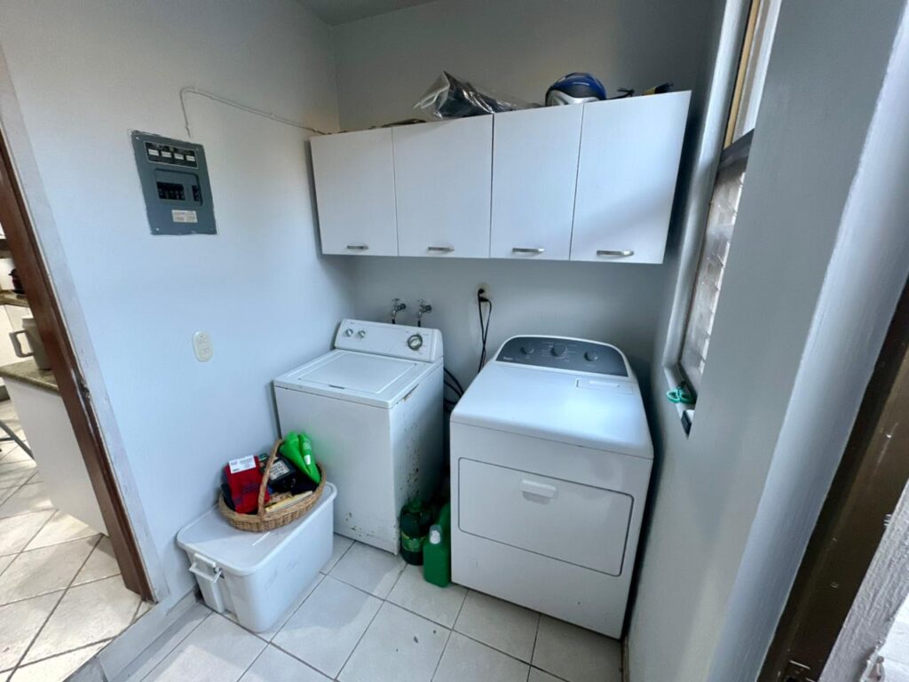 Galería de LAS CAÑADAS CASA EN VENTA CON BUENA UBICACIÓN Y BONITO JARDIN