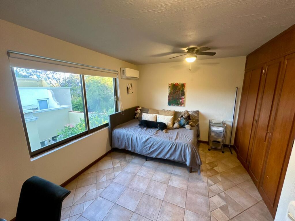 Galería de LAS CAÑADAS CASA EN VENTA CON BUENA UBICACIÓN Y BONITO JARDIN