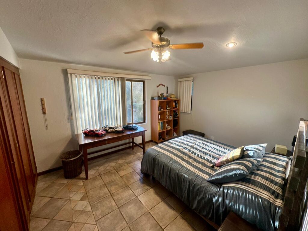 Galería de LAS CAÑADAS CASA EN VENTA CON BUENA UBICACIÓN Y BONITO JARDIN