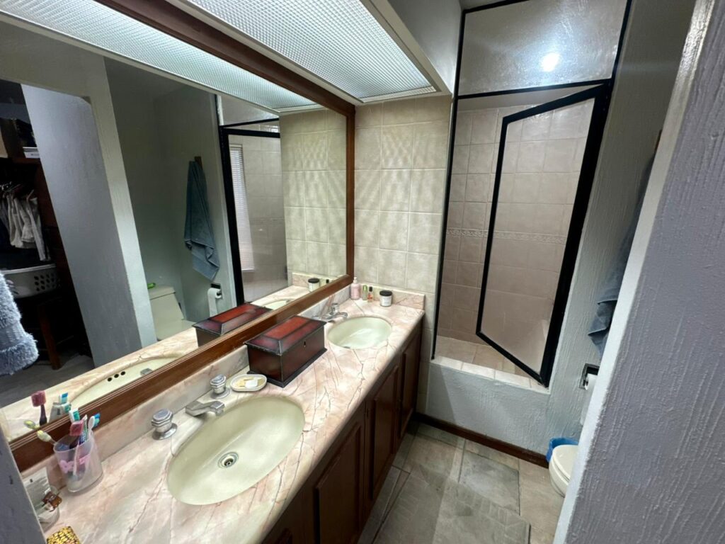 Galería de LAS CAÑADAS CASA EN VENTA CON BUENA UBICACIÓN Y BONITO JARDIN