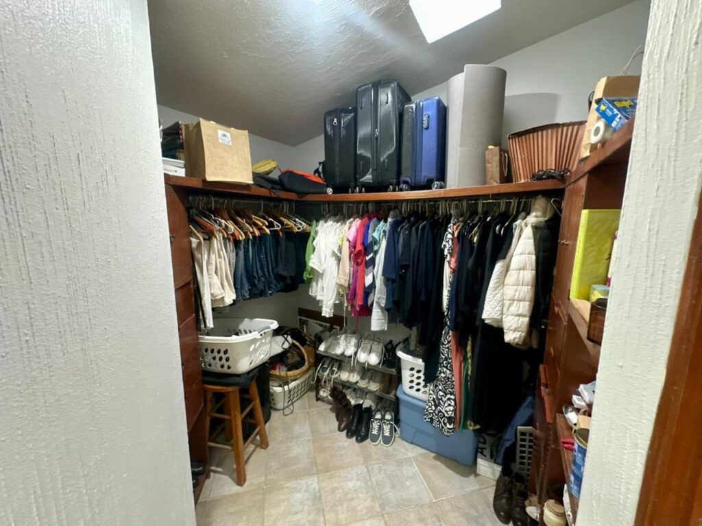 Galería de LAS CAÑADAS CASA EN VENTA CON BUENA UBICACIÓN Y BONITO JARDIN