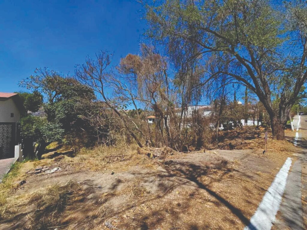 Galería de LAS CAÑADAS LOTE EN VENTA SEMIPLANO CON GRAN EXTENSIÓN