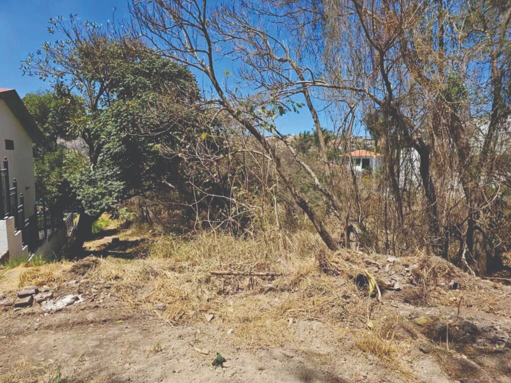 Galería de LAS CAÑADAS LOTE EN VENTA SEMIPLANO CON GRAN EXTENSIÓN