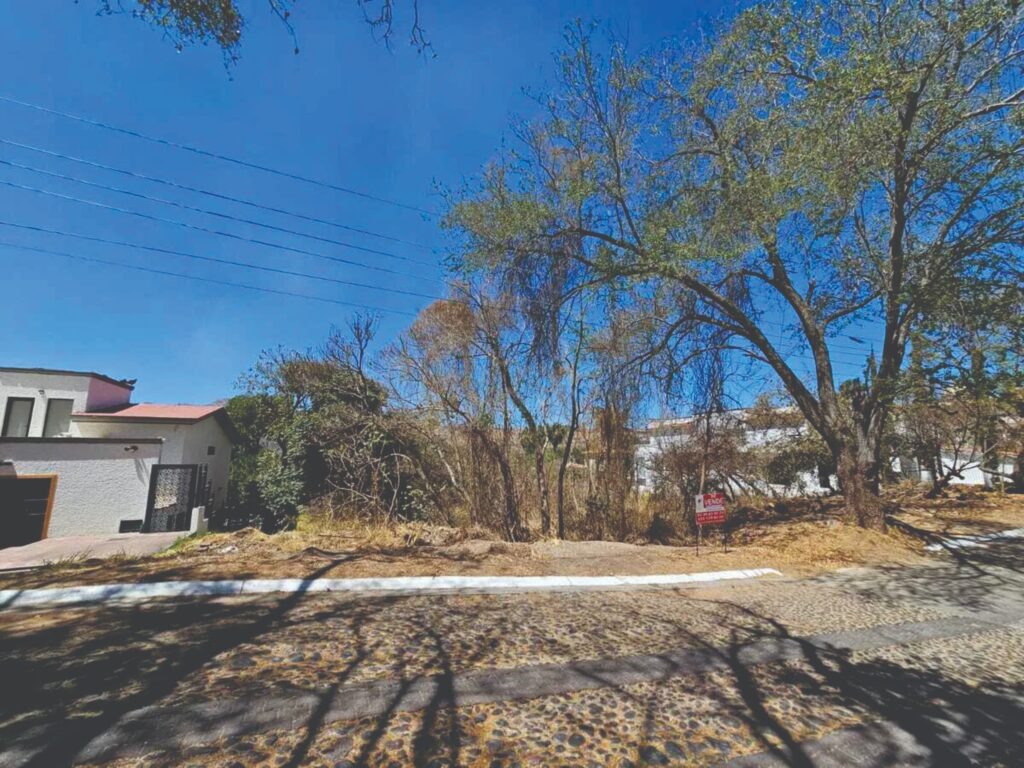 Galería de LAS CAÑADAS LOTE EN VENTA SEMIPLANO CON GRAN EXTENSIÓN