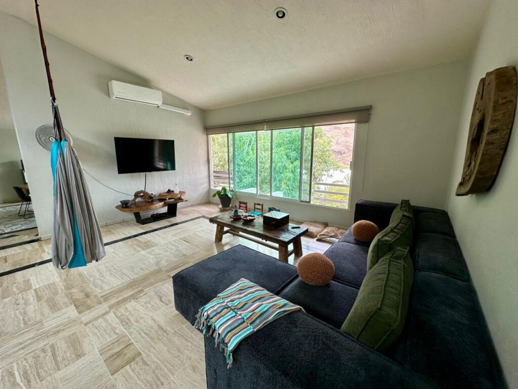 Galería de LAS CAÑADAS CASA EN RENTA 4 HABITACIONES EN PRACTICAMENTE UNA SOLA PLANTA