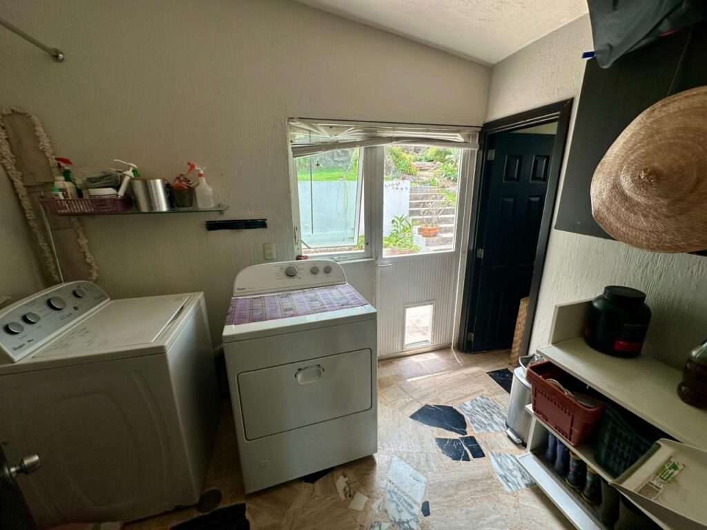Galería de LAS CAÑADAS CASA EN RENTA 4 HABITACIONES EN PRACTICAMENTE UNA SOLA PLANTA