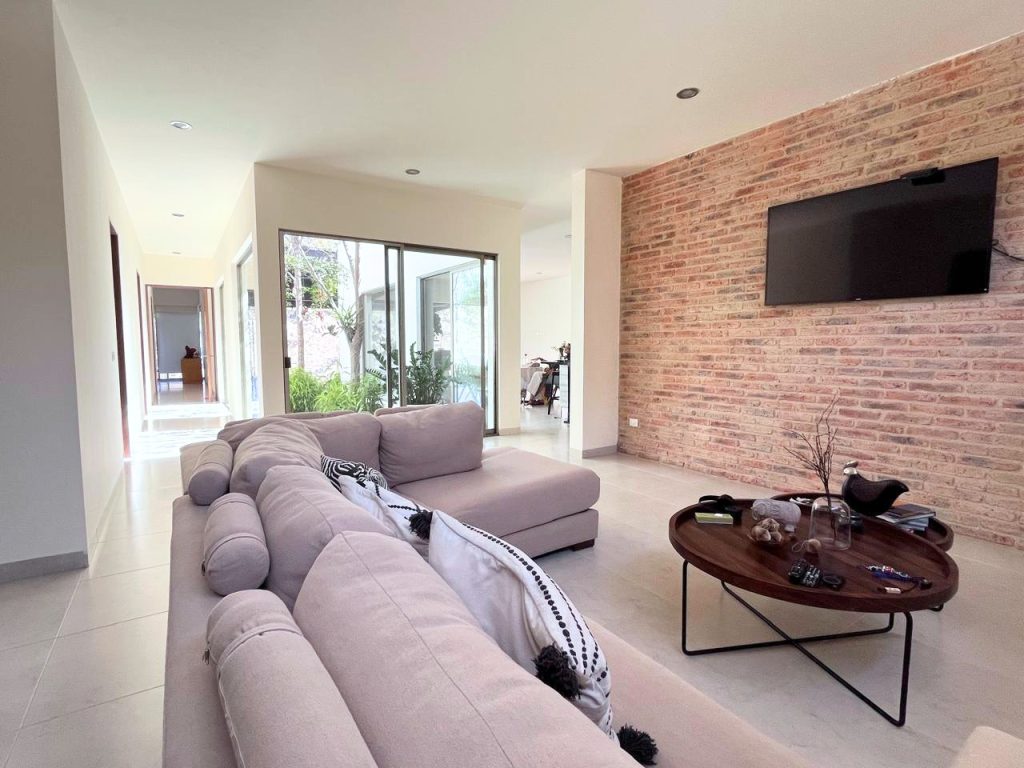 Galería de Las Cañadas Casa en Venta con Espectacular Vista y Alberca