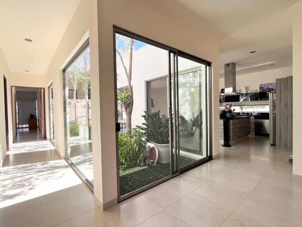 Galería de Las Cañadas Casa en Venta con Espectacular Vista y Alberca