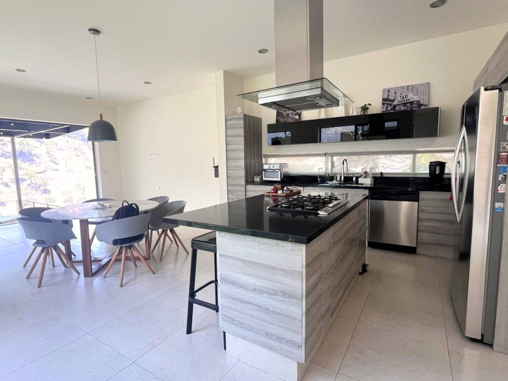 Galería de Las Cañadas Casa en Venta con Espectacular Vista y Alberca