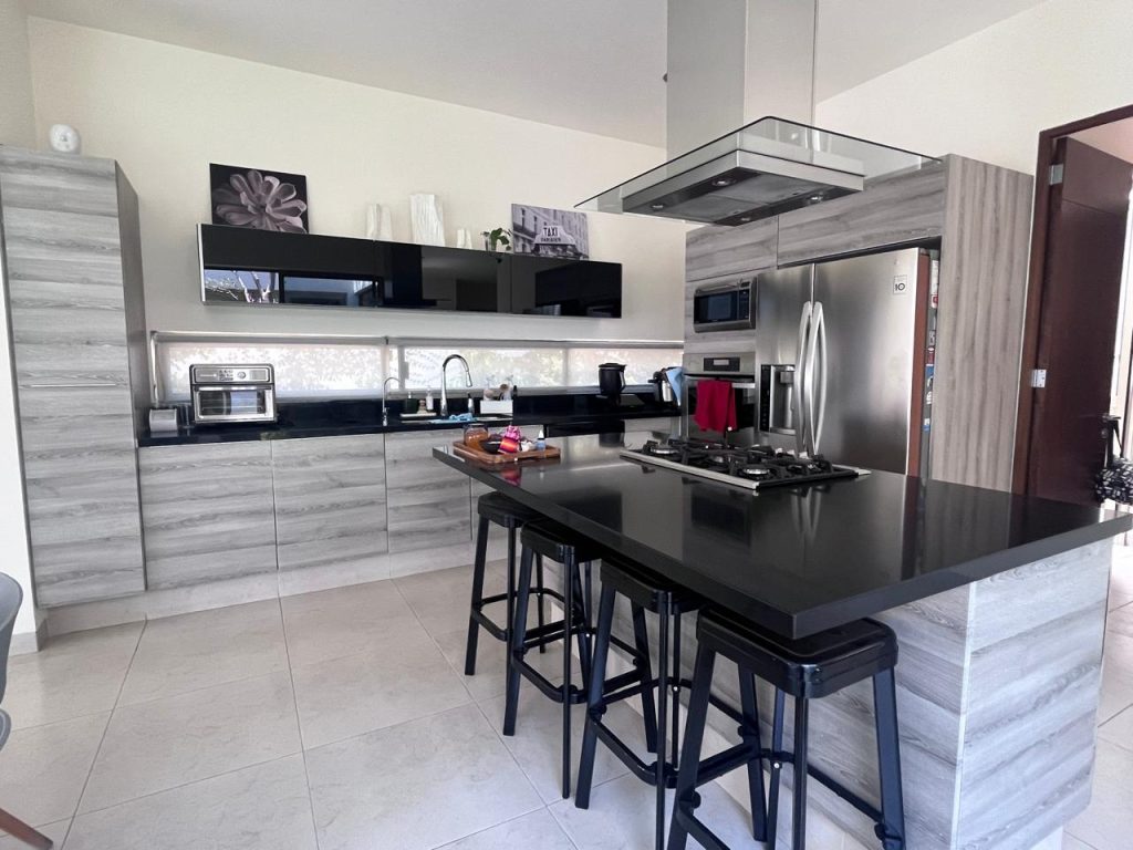 Galería de Las Cañadas Casa en Venta con Espectacular Vista y Alberca