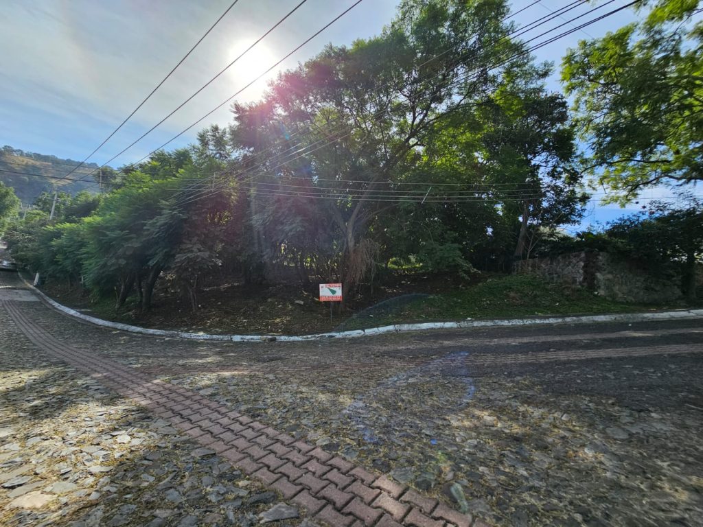 Galería de LAS CAÑADAS LOTE EN VENTA EN ESQUINA SEMIPLANO FRENTE AL TEMPLO CON VISTA