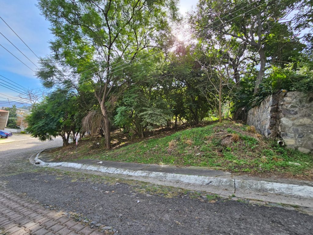 Galería de LAS CAÑADAS LOTE EN VENTA EN ESQUINA SEMIPLANO FRENTE AL TEMPLO CON VISTA