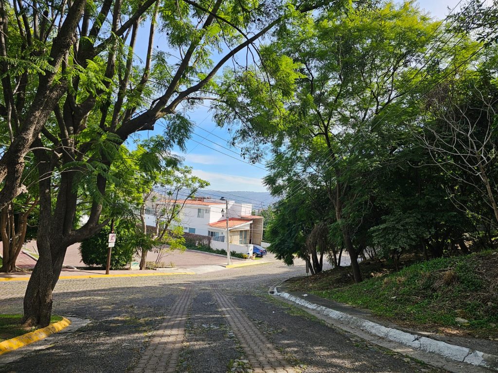 Galería de LAS CAÑADAS LOTE EN VENTA EN ESQUINA SEMIPLANO FRENTE AL TEMPLO CON VISTA