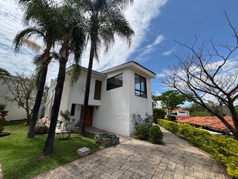 Las Cañadas Casa en Renta en Coto Privado Con Alberca y Excelente Ubicación
