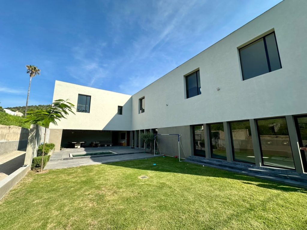 Galería de LAS CAÑADAS CASA EN VENTA NUEVA MODERNISTA CON VISTA AL CAMPO DE GOLF