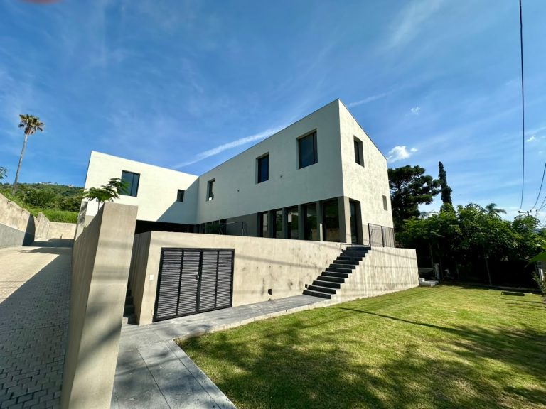 LAS CAÑADAS CASA EN VENTA NUEVA MODERNISTA CON VISTA AL CAMPO DE GOLF