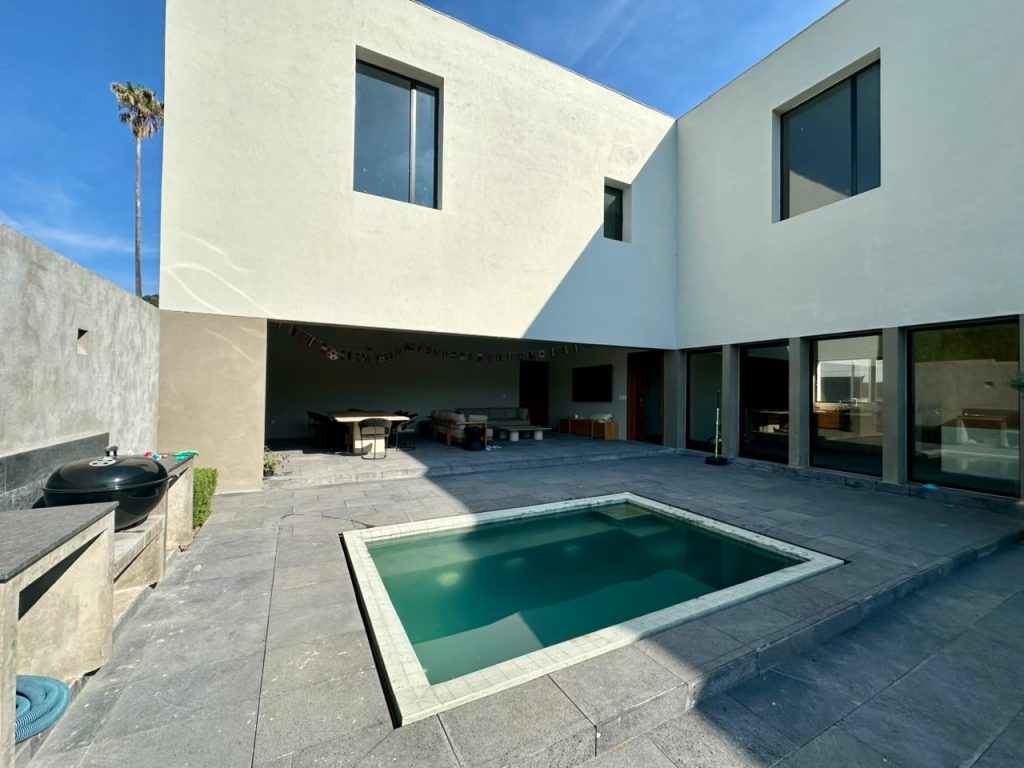 Galería de LAS CAÑADAS CASA EN VENTA NUEVA MODERNISTA CON VISTA AL CAMPO DE GOLF