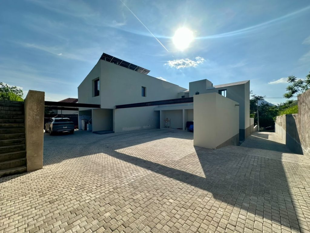Galería de LAS CAÑADAS CASA EN VENTA NUEVA MODERNISTA CON VISTA AL CAMPO DE GOLF