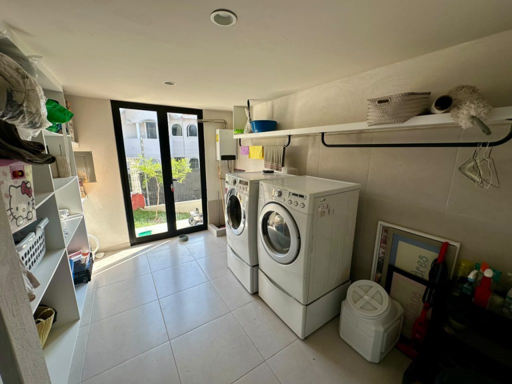 Galería de LAS CAÑADAS CASA EN VENTA NUEVA MODERNISTA CON VISTA AL CAMPO DE GOLF