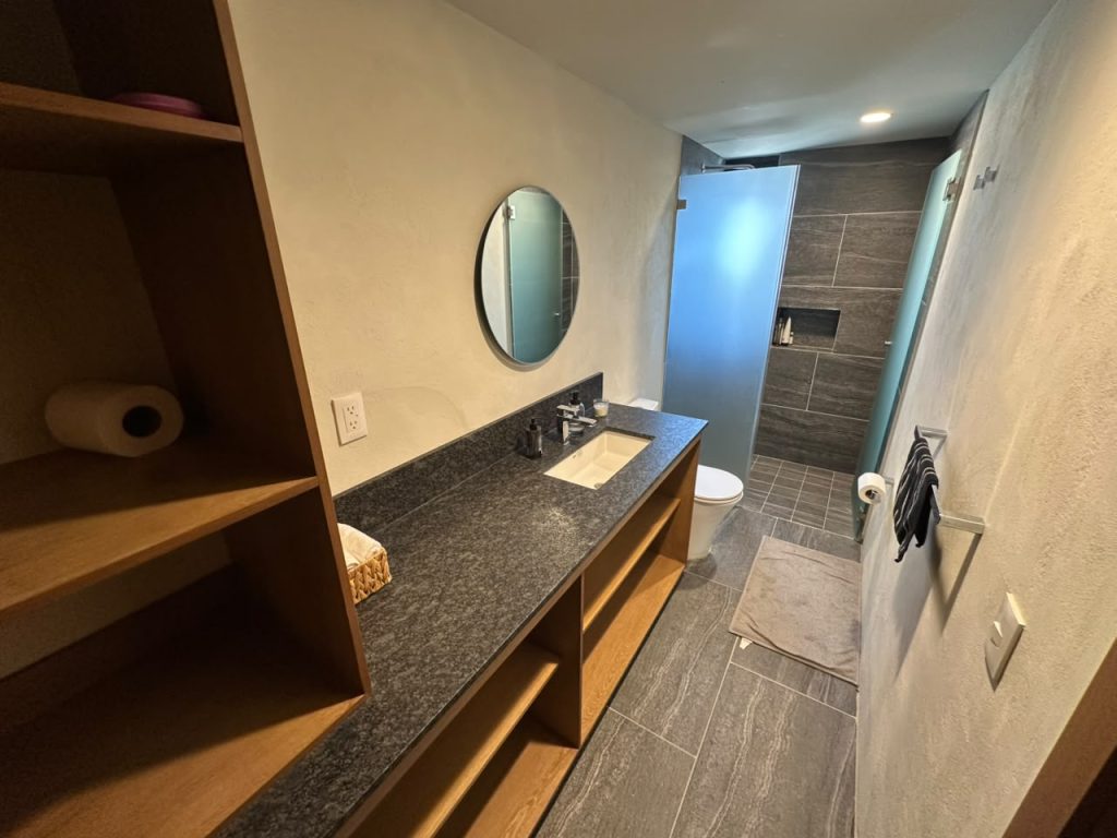 Galería de LAS CAÑADAS CASA EN VENTA NUEVA MODERNISTA CON VISTA AL CAMPO DE GOLF