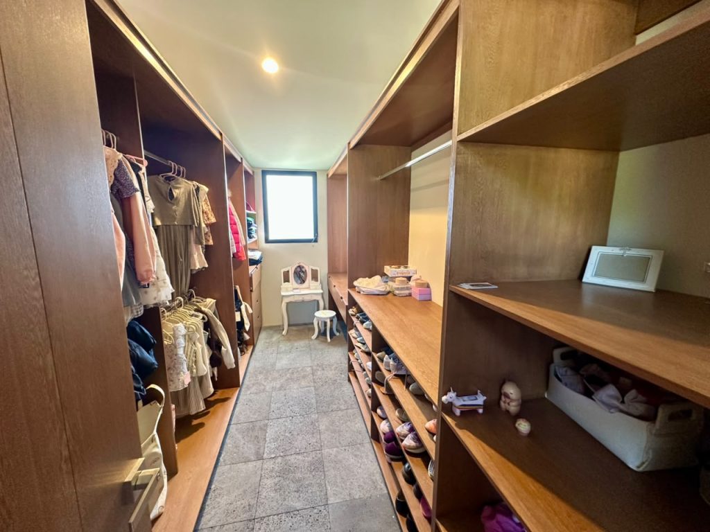 Galería de LAS CAÑADAS CASA EN VENTA NUEVA MODERNISTA CON VISTA AL CAMPO DE GOLF