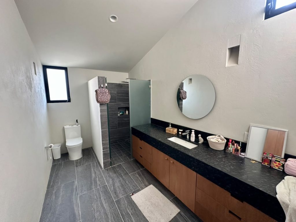Galería de LAS CAÑADAS CASA EN VENTA NUEVA MODERNISTA CON VISTA AL CAMPO DE GOLF
