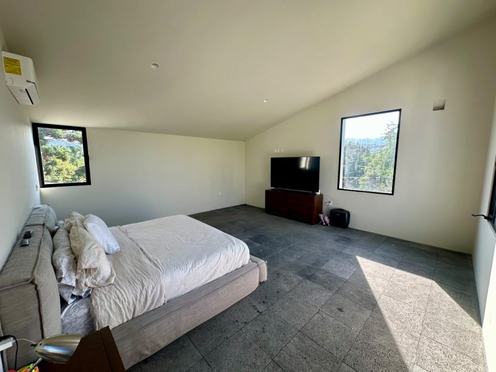 Galería de LAS CAÑADAS CASA EN VENTA NUEVA MODERNISTA CON VISTA AL CAMPO DE GOLF