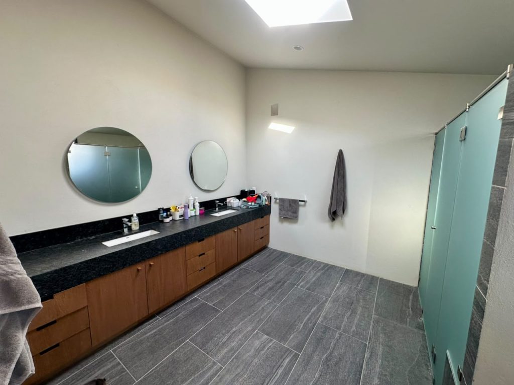 Galería de LAS CAÑADAS CASA EN VENTA NUEVA MODERNISTA CON VISTA AL CAMPO DE GOLF