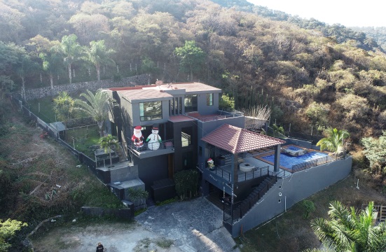 LAS CAÑADAS CASA EN VENTA CON INCREIBLE VISTA, ALBERCA Y PALAPA