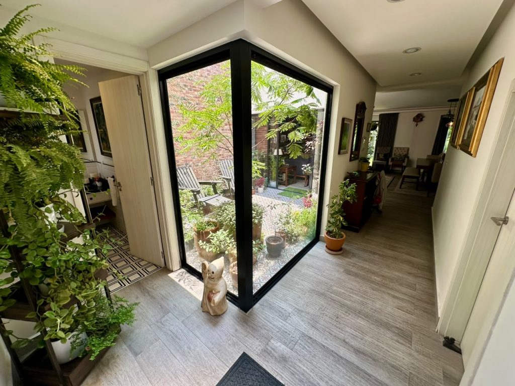 Galería de Las Cañadas La Reserva Casa en Venta con Patio Interno y Jardín Amplio