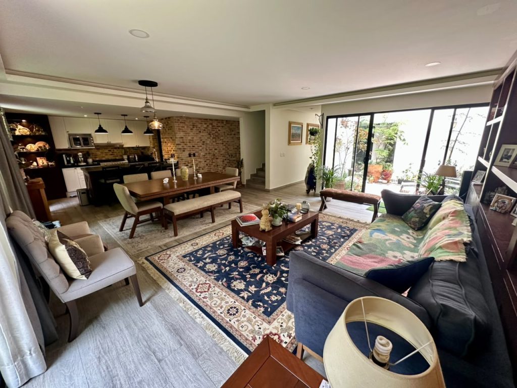 Galería de Las Cañadas La Reserva Casa en Venta con Patio Interno y Jardín Amplio