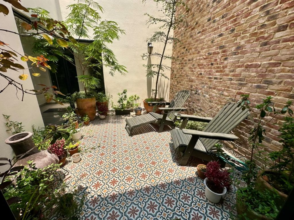 Galería de Las Cañadas La Reserva Casa en Venta con Patio Interno y Jardín Amplio