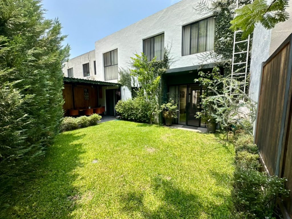 Galería de Las Cañadas La Reserva Casa en Venta con Patio Interno y Jardín Amplio