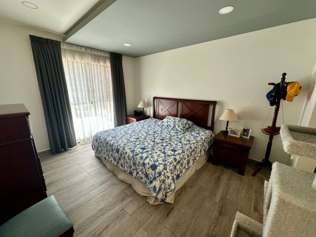 Galería de Las Cañadas La Reserva Casa en Venta con Patio Interno y Jardín Amplio