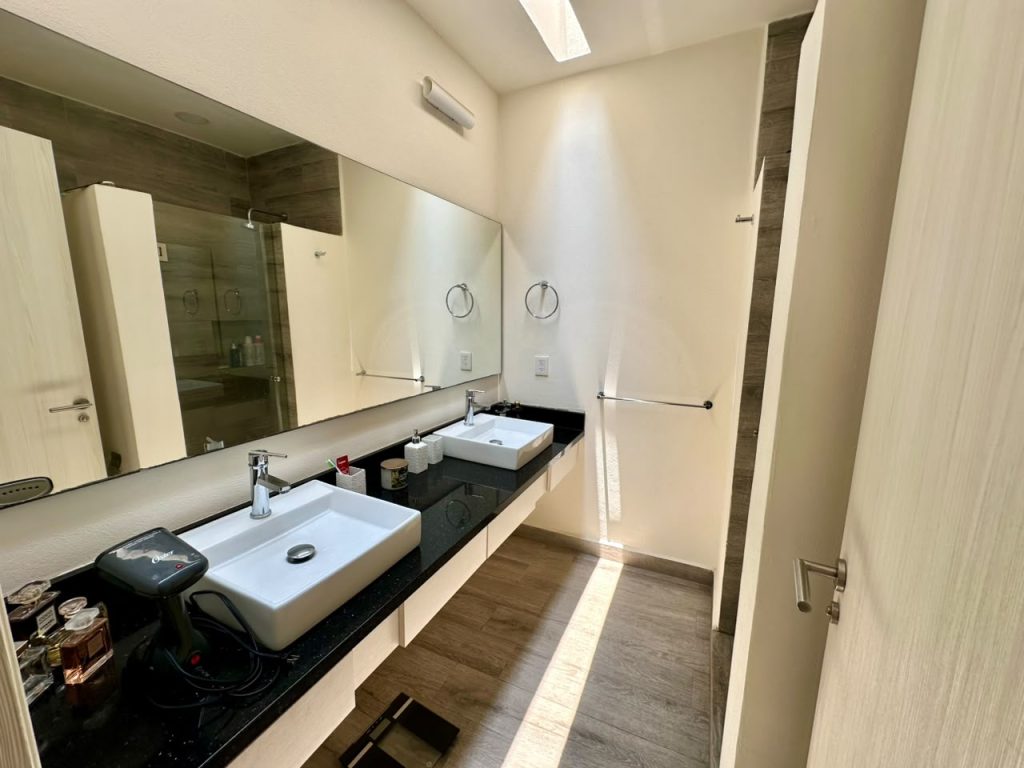Galería de Las Cañadas La Reserva Casa en Venta con Patio Interno y Jardín Amplio