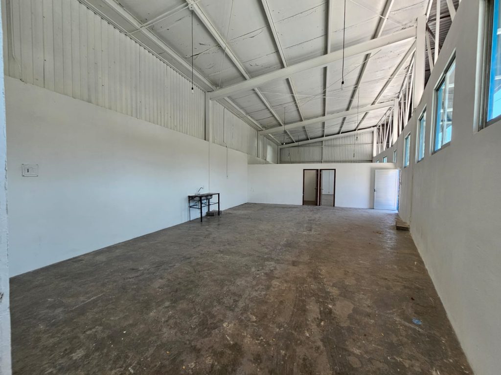 Galería de Las Cañadas Bodega con 300 m² Cerrados a Doble Altura y 14 Cajones de Estacionamiento