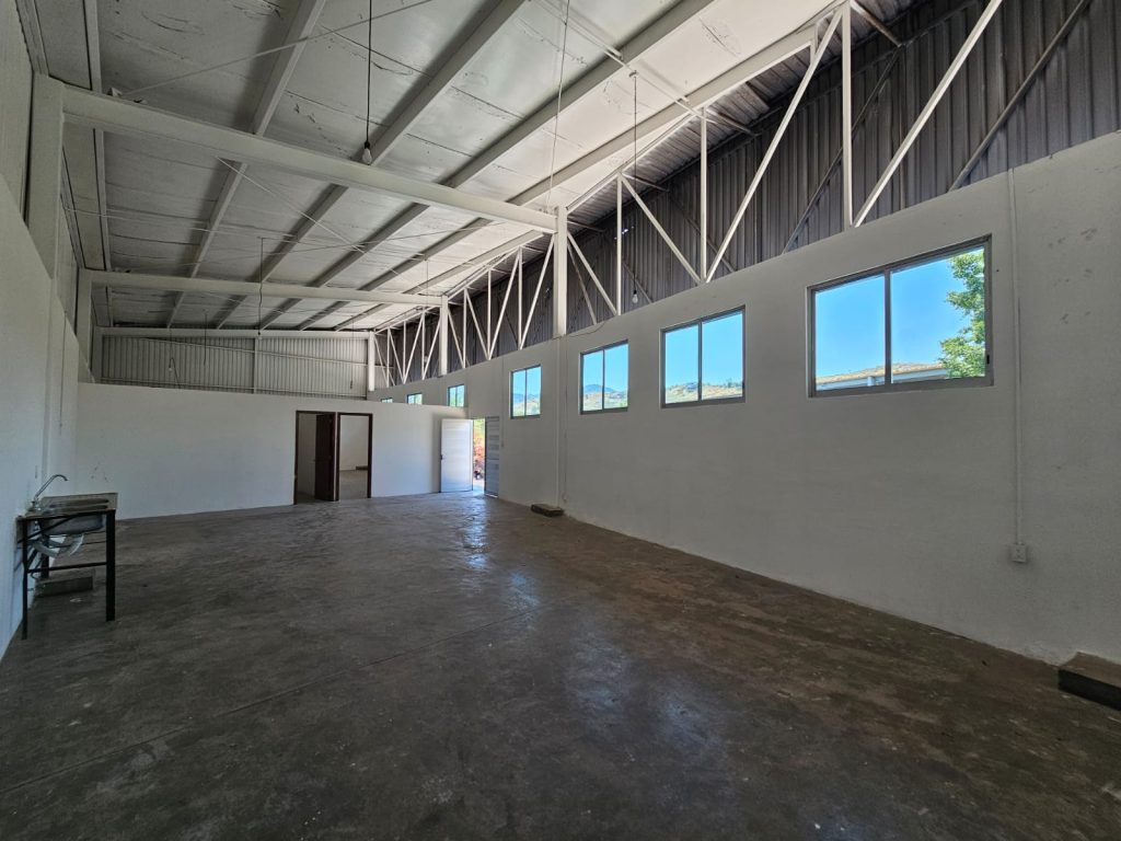 Galería de Las Cañadas Bodega con 300 m² Cerrados a Doble Altura y 14 Cajones de Estacionamiento