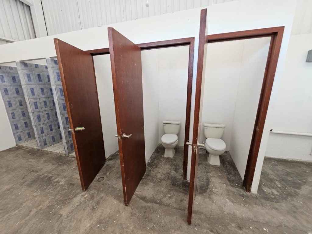 Galería de Las Cañadas Bodega con 300 m² Cerrados a Doble Altura y 14 Cajones de Estacionamiento