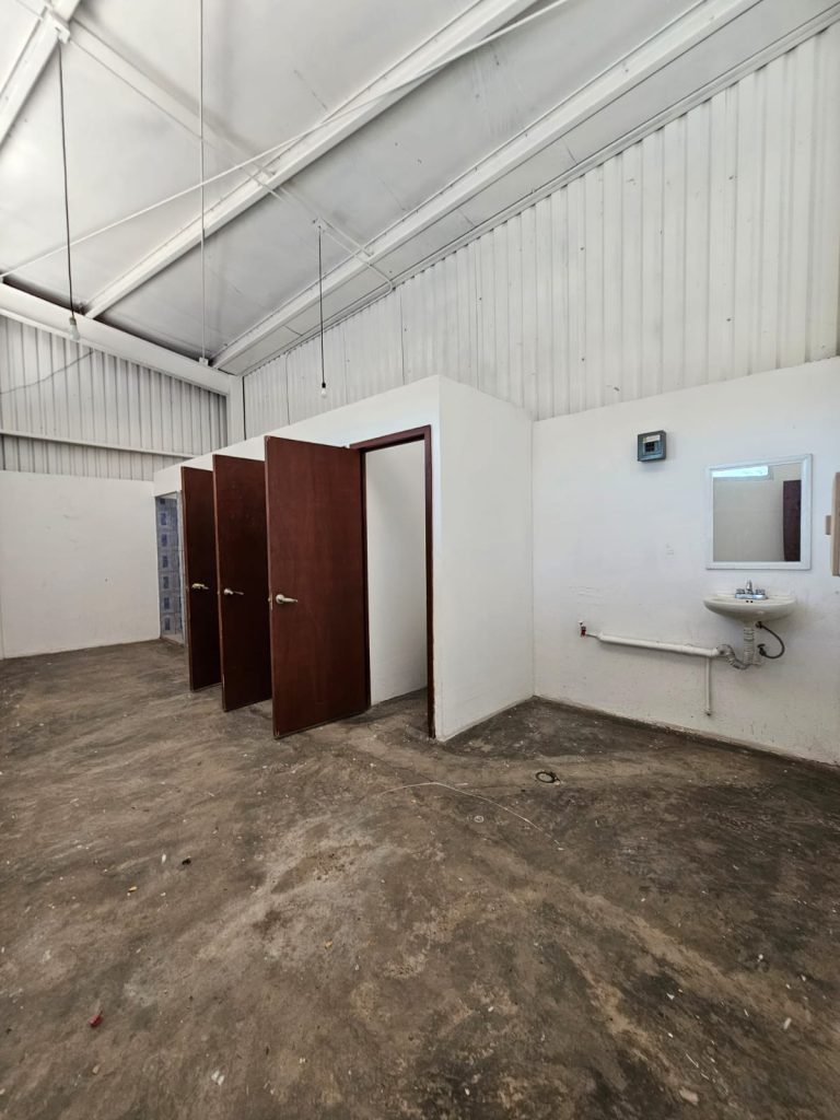 Galería de Las Cañadas Bodega con 300 m² Cerrados a Doble Altura y 14 Cajones de Estacionamiento
