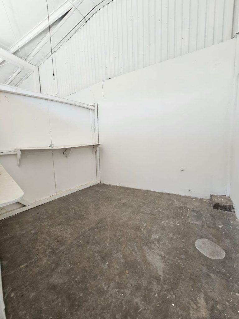 Galería de Las Cañadas Bodega con 300 m² Cerrados a Doble Altura y 14 Cajones de Estacionamiento